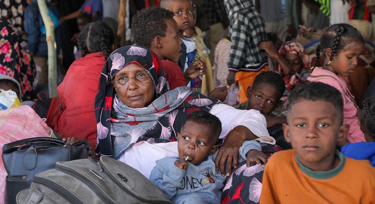 Des familles fuyant le conflit au Soudan arrivent dans un centre de transit à Aweil, au Soudan du Sud.
